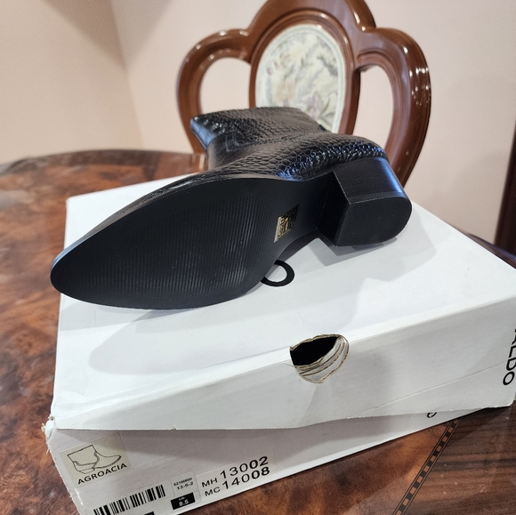 Boots - Picture 4 of 5